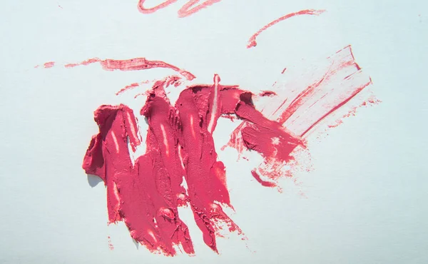 Manchado Manchas Batom Vermelho Destacam Contra Fundo Branco Textura Cremosa — Fotografia de Stock