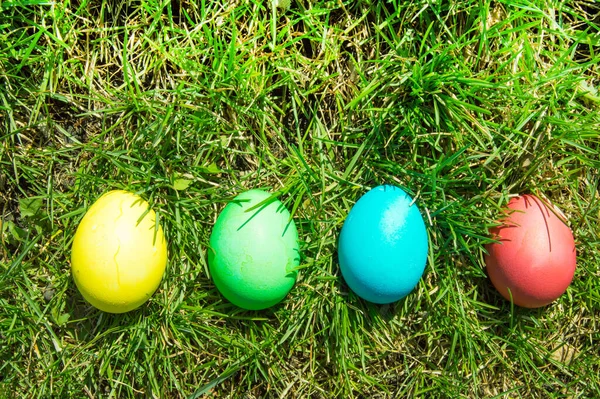 Quatro Ovos Páscoa Pintados Decorativos Grama Vista Superior Espaço Cópia — Fotografia de Stock