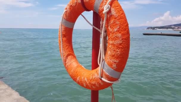 Video Primo Piano Una Salvagente Arancione Sulla Spiaggia Riva Mare — Video Stock