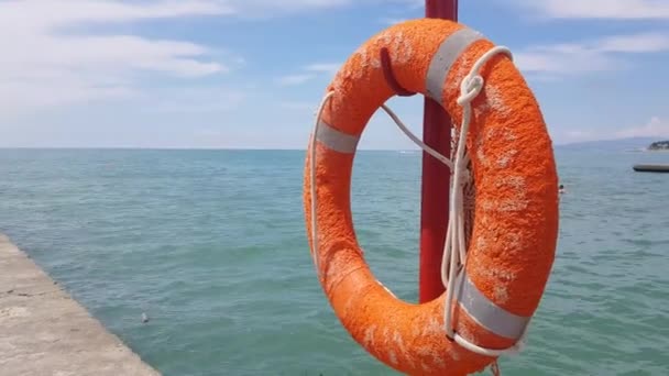 Video Primo Piano Una Salvagente Arancione Sulla Spiaggia Riva Mare — Video Stock