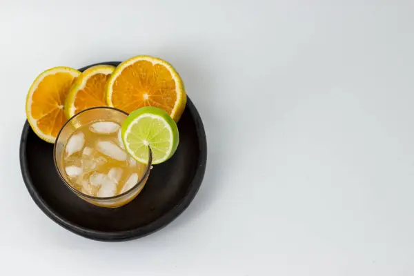 Orange Dryck Med Och Citron Träplatta Med Vit Bakgrund — Stockfoto