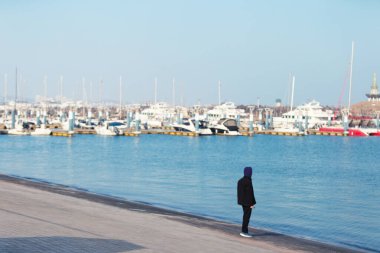 Deniz kenarında yalnız insanlar.