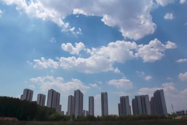 Timpul Scurgere Norului Între Clădirile Orașului — Videoclip de stoc