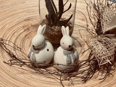 Büyük bir tabakta iki porselen tavşan.