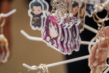 Jakarta, Indonesia - 20 Agustus 2022: Tampilan dekat gantungan kunci suvenir metalik dari seluruh dunia