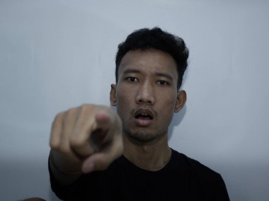 İşadamı beyaz arka planı işaret ediyor.