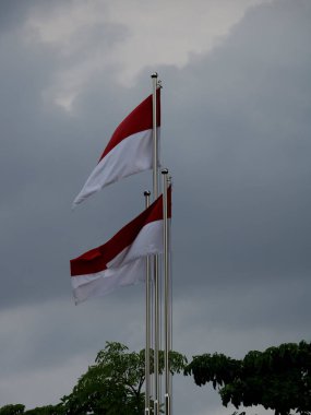 Mavi gökyüzü altında Endonezya bayrağı Bağımsızlık Günü konsepti