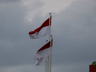 Mavi gökyüzü altında Endonezya bayrağı Bağımsızlık Günü konsepti