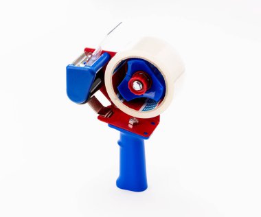 Beyaz arkaplan üzerinde paketleme için şeffaf yapışkan bant aracı