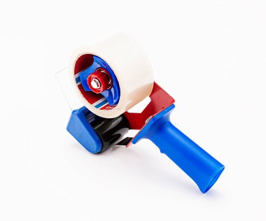 Beyaz arkaplan üzerinde paketleme için şeffaf yapışkan bant aracı