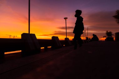 Losari sahilindeki günbatımının tadını çıkarıyorum, Makassar, Endonezya (Nisan 2022)