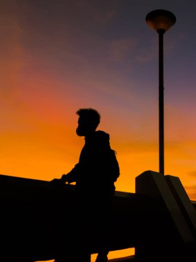 Losari sahilindeki günbatımının tadını çıkarıyorum, Makassar, Endonezya (Nisan 2022)