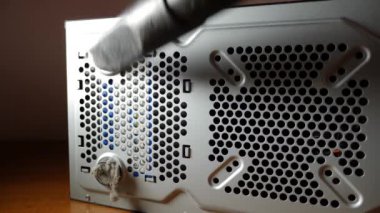 Bilgisayar ızgarasındaki toz kirliliği. Bilgisayar bakımı ve temizlik.