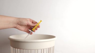 Tıbbi şırınga geri dönüşüm ve imha için atık sahalarına atılıyor.