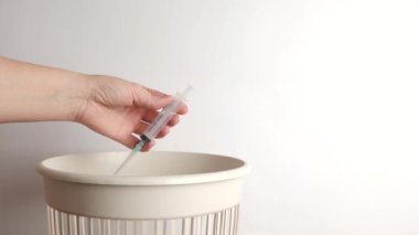 Tıbbi şırınga geri dönüşüm ve imha için atık sahalarına atılıyor.