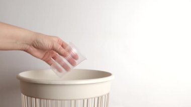 Plastik cam geri dönüşüm ve atılma için atık sahalarına atılıyor.