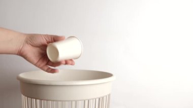 Kağıt bardak geri dönüşüm ve atılma için atık sahalarına atılıyor.