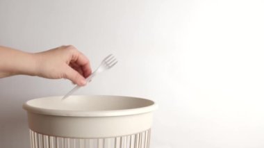 Plastik çatal geri dönüşüm ve atılma için atık sahalarına atılıyor.