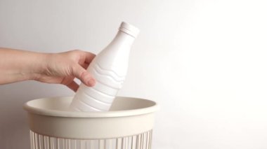 Boş bir plastik şişe çöp sahasına atılıyor. Çöp öğütme ve geri dönüşüm için.