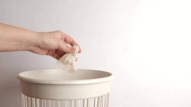 Badminton mekik horozu geri dönüşüm ve imha için çöp sahalarına atılıyor.