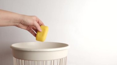 Katı sabun, işlenmek ve imha edilmek üzere atık sahalarına atılıyor.