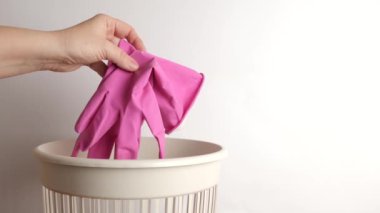 Lastik eldivenler geri dönüşüm ve atılma için çöp sahalarına atılıyor.