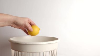 Gecikmiş limonlar işlenmek ve imha edilmek üzere atık sahalarına atılıyor.