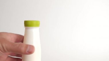 Yoğurt şişesinin kapağını aç. Sağlıklı yiyecekler. Süt ürünleri.