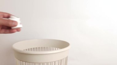 İlaçlar imha ve geri dönüşüm için çöp sahasına atılıyor.