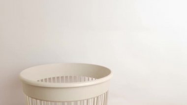 Yumurtalar için bir karton kutu çöpe atılıyor. Çöp öğütme ve geri dönüşüm için.