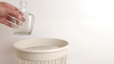 Cam şişe geri dönüşüm ve imha için atılıyor.