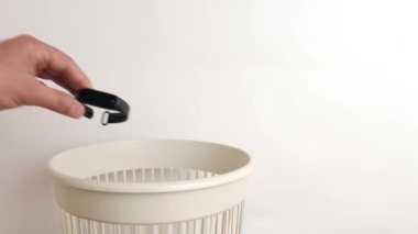 Çok işlevli fitness bileziği imha ve geri dönüşüm için atılır.