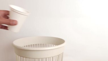 Plastik cam geri dönüşüm ve atılma için atık sahalarına atılıyor.