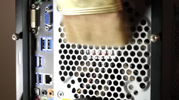 电脑机箱格栅的灰尘污染 Pc护理和清洁 — 图库视频影像