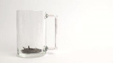 Bir fincana siyah yaprak çayı dök ve kaynar su dök. Çay yapıyorum..