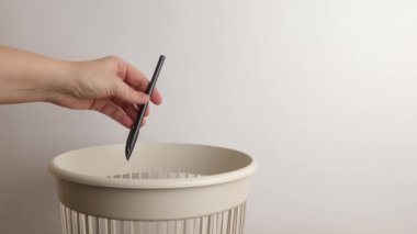 Tükenmez kalem geri dönüşüm ve imha için bir çöp sahasına atılıyor.