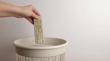 Uzaktan kumanda geri dönüşüm ve imha için bir çöp sahasına atılıyor.