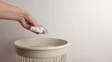 İlaçlar imha ve geri dönüşüm için çöp sahasına atılıyor.