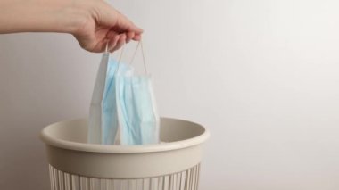 Koruyucu maskeler geri dönüşüm ve imha için çöp sahalarına atılır.