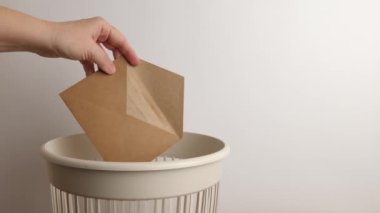 Kağıt zarf geri dönüşüm ve imha için atık sahalarına atılıyor.