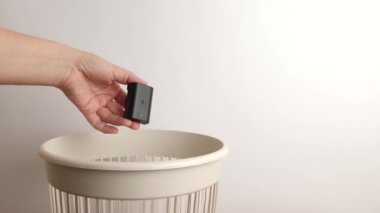 Akü geri dönüşüm ve imha için bir çöp sahasına atılıyor.