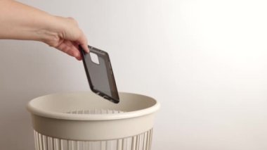 Akıllı telefonun plastik kutusu geri dönüşüm ve imha için çöp sahalarına atılıyor.