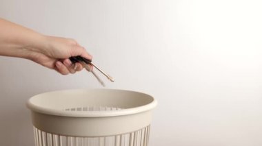 Kilitlerin anahtarları geri dönüşüm ve imha için bir çöp sahasına atılıyor.