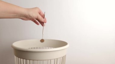 Diş aynası yok edilmeli ve geri dönüştürülmeli.