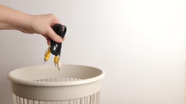 Ses-video kablosu geri dönüşüm ve imha için bir çöp sahasına atılıyor.