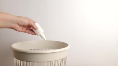 Plastik ilaç ambalajları işleme ve imha için çöp sahalarına atılıyor.