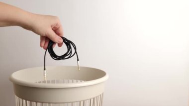Ses kablosu geri dönüşüm ve imha için çöp sahalarına atılıyor.