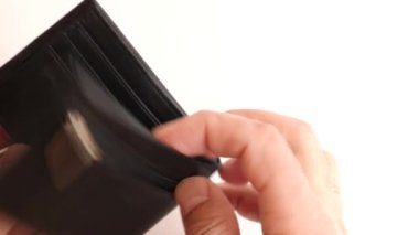 Bir adam dolar banknotlarıyla bir cüzdan açar. İş ve mali refah.