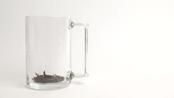Schwarztee Eine Tasse Gießen Und Mit Kochendem Wasser Übergießen Tee — Stockvideo