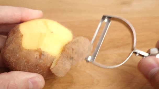 用菜刀剥土豆皮 在厨房工作 — 图库视频影像